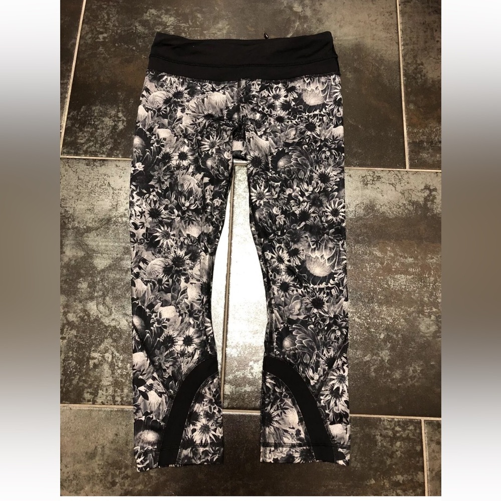 G20 Lululemon Run Inspire Crop II Flowabunga Black Angel Wing Size 4 Athletic